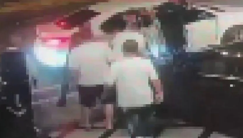 影/台南大舞廳喋血衝突　醉客亂踹豪車慘遭痛毆