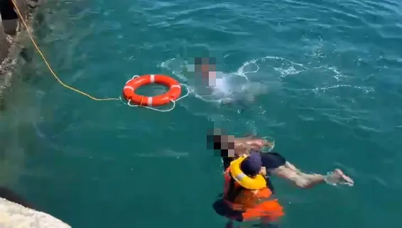 影/嚇人！屏東火爆姨甥碼頭邊大吵墜海　海巡人員下水搶命