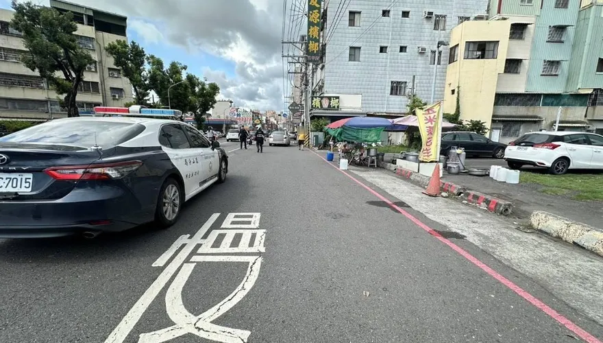 高雄鳳山車禍釀1死　69歲男重機變換車道撞轎車身亡