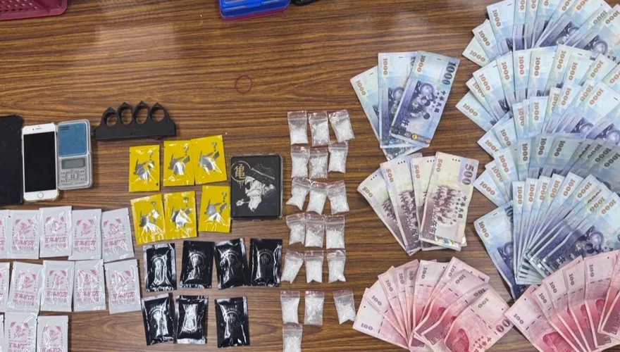 高雄男駕車打錯燈！警上前提醒聞到怪味　查獲毒品送辦