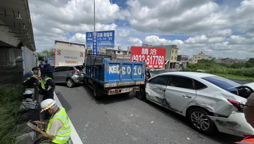 台76重大車禍！6大小車追撞「車頭插入前車底變形」慘狀直擊