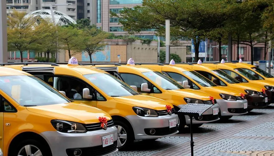 台灣數位叫車市場再洗牌！Uber宣布收購皇冠大車隊