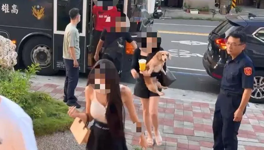 影/養眼片！高雄鼓山賭場抄30人　兩長腿妹抱狗拼一把