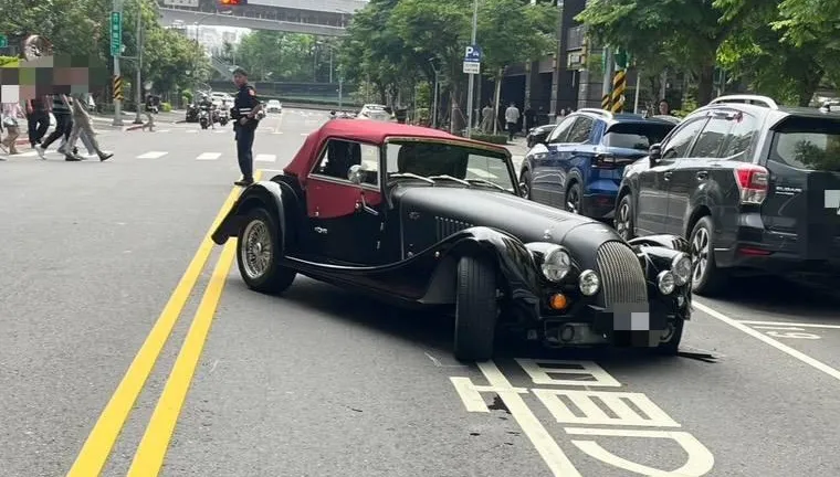 影/幫車主開去保養！內湖500萬英國Morgan仿古車失控撞2車