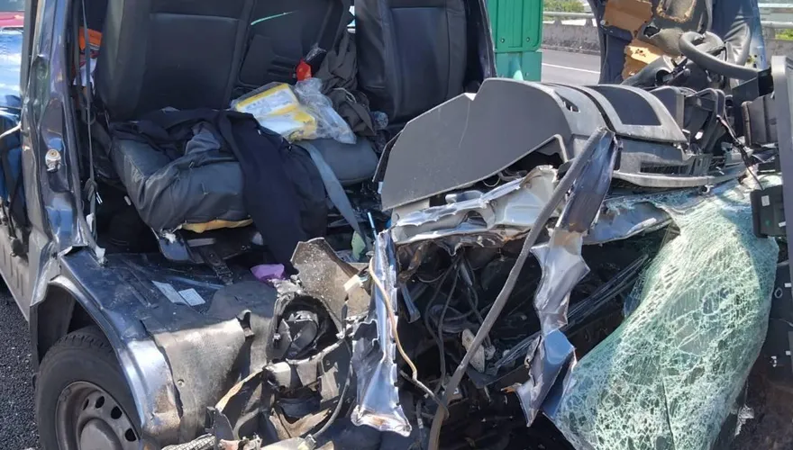 影/國5慘烈車禍！貨車撞工程車「車頭不見」1人命危