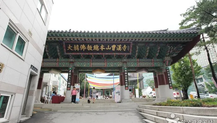 影/濃煙狂竄！韓知名寺院「曹溪寺」傳火警　僧侶等3百人疏散