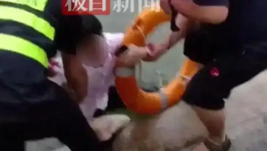 影/衰！搭車被運將「送進湖裡」　陸男上岸急喊：我要面試