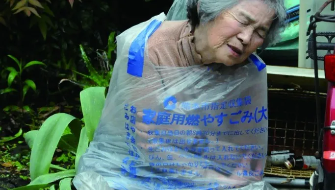 72歲開始學攝影！日超強「自拍阿嬤」辭世　裹垃圾袋照暴紅