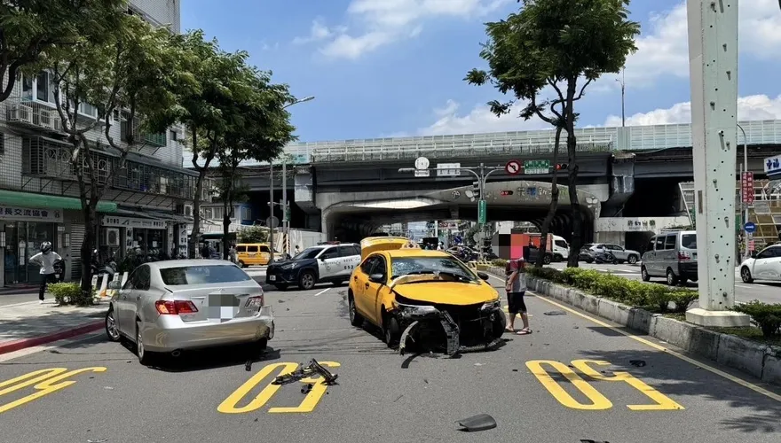 影/新北計程車高速闖紅燈衝撞2車　機車騎士傷重不治