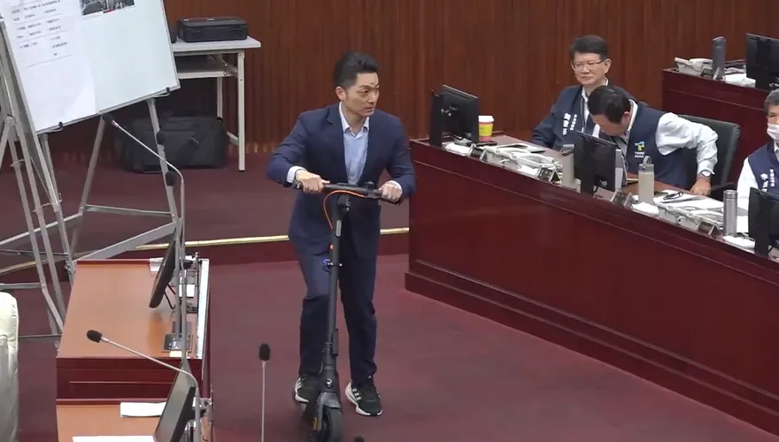 電動滑板車能上路？蔣萬安議場內試騎很上手