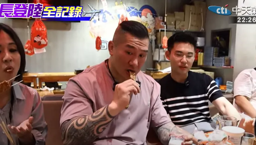 館長上海第一餐擼串配啤酒！粉絲瘋狂投餵　27萬人線上圍觀