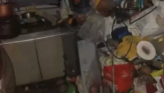 鄰居崩潰！陸拾荒婦廢品囤家裡臭爆　消防清出「1噸垃圾」