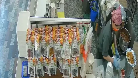 周氏蝦捲爆「廚餘倒回滷鍋」　業者認了：員工已解聘