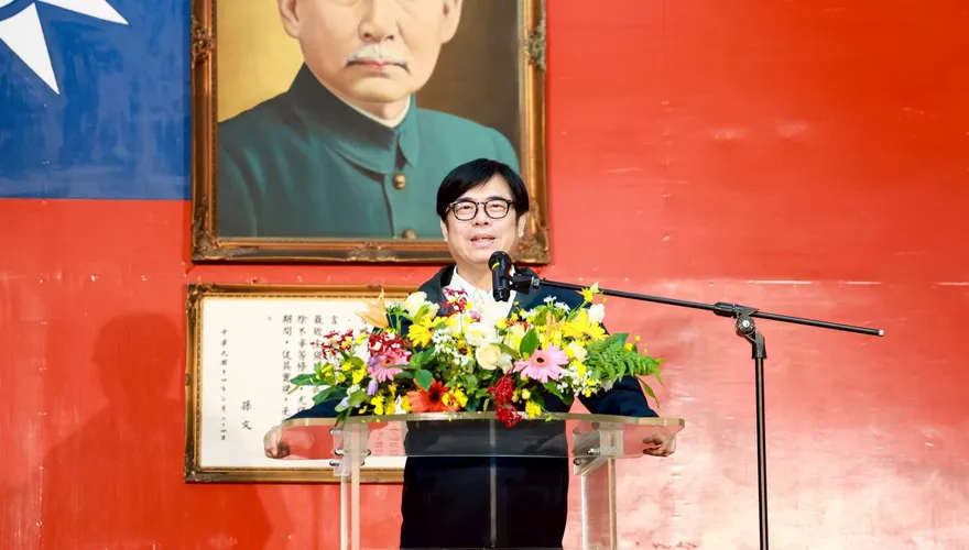 高雄七賢大樓深夜惡火疏散百人　陳其邁：起火原因待查