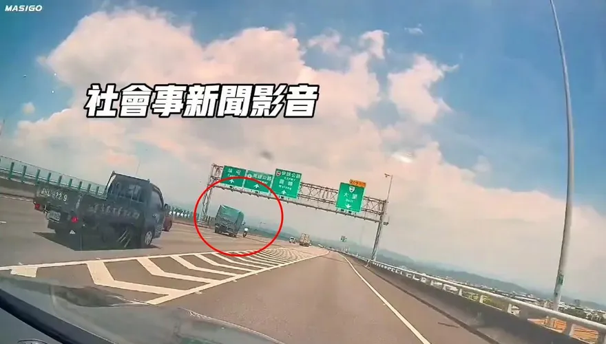 影/76歲翁騎機車闖國3狂飆「鬼切進內線」　貨車閃險翻車