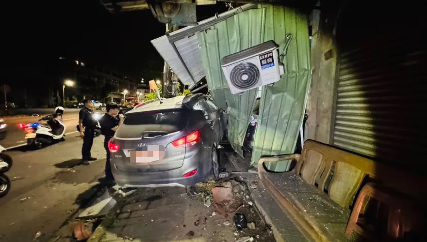 影/高雄少年無照開車暴衝「撞爛民宅」　同車友人還藏毒