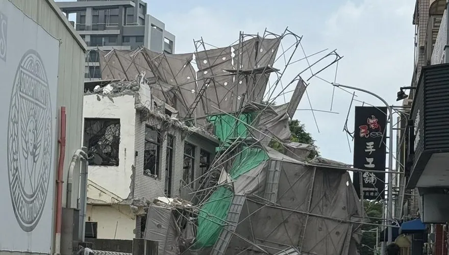 影/竹北透天宅整修鷹架突倒塌　鄰宅遮雨棚損毀