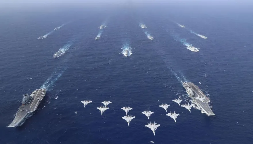 福建艦遼寧艦同框青島軍港　專家：或舉行雙航母編隊演練