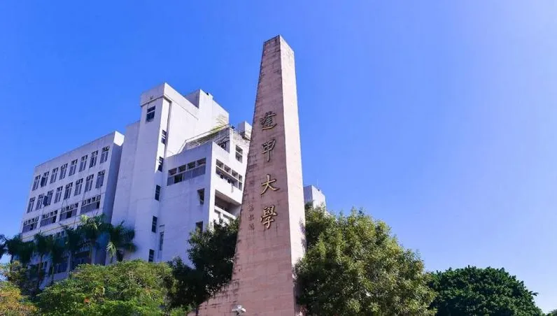逢甲大學補辦畢典、提供交通補助　僑生嘆：爸爸不會再來
