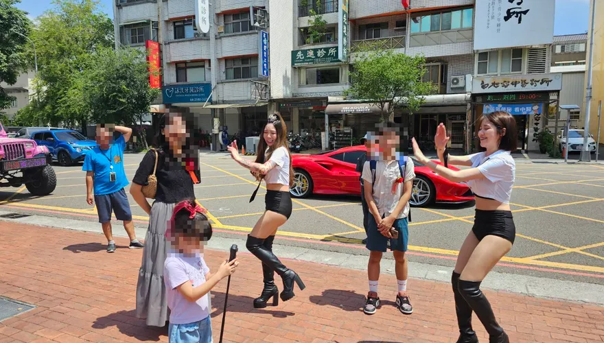 國中畢典校門外辣妹跳鋼管舞！台中家長「幫兒慶祝」惹議