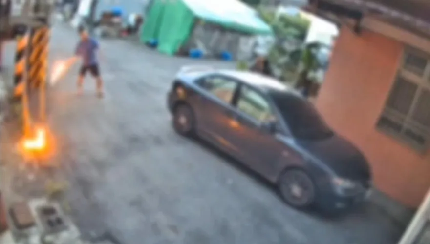 影/嘉義男發狂朝鄰居家丟汽油罐　警方逮人強制送醫