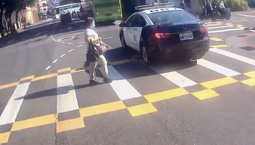 影/警車未禮讓行人畫面遭PO網　南港分局：依法開罰