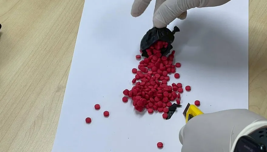 驚悚！男子「抽搐＋腹痛」倒機場　泰警揪兇：直腸812粒冰毒爆開