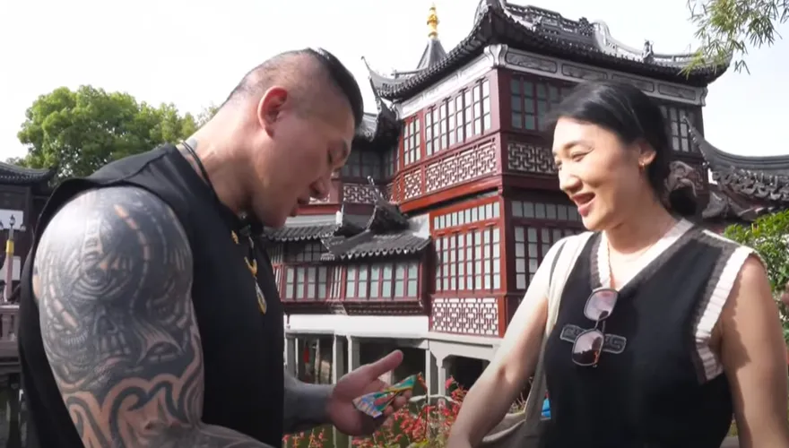 館長魅力爆棚！歐美遊客都來朝聖　女粉搶合照送「關公袍」藏暖心含意