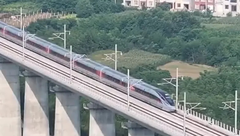 影/全球最快高鐵！CR450湖北試跑　最快明年投用