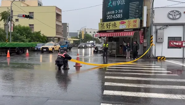 台南路口地面「整片黑色油漆」　7名機車騎士摔傷
