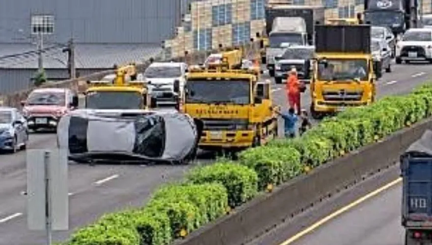 出遊注意！國1南176K大雅段「轎車失控翻覆」　車流大回堵
