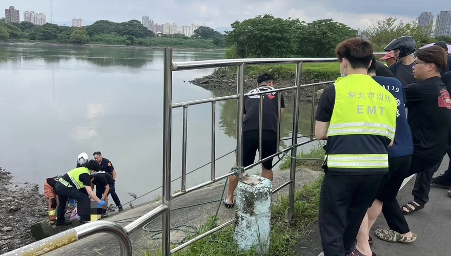 影/新北老婦河濱公園落水　警趕赴現場救回一命
