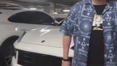 影/台中好市多「逆向搶車位」！屁孩持球棒叫囂　女伴狂拍