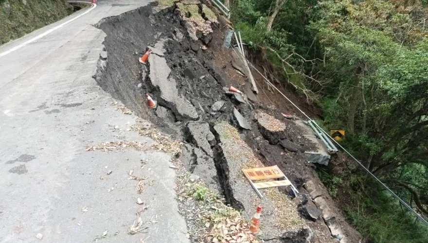 大雨沖刷！南橫公路梅山段「大面積崩塌」 雙向交通中斷