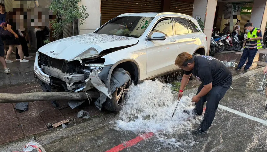 影/中和轎車失控衝上人行道！　8旬婦站牌等車遭擦撞受傷