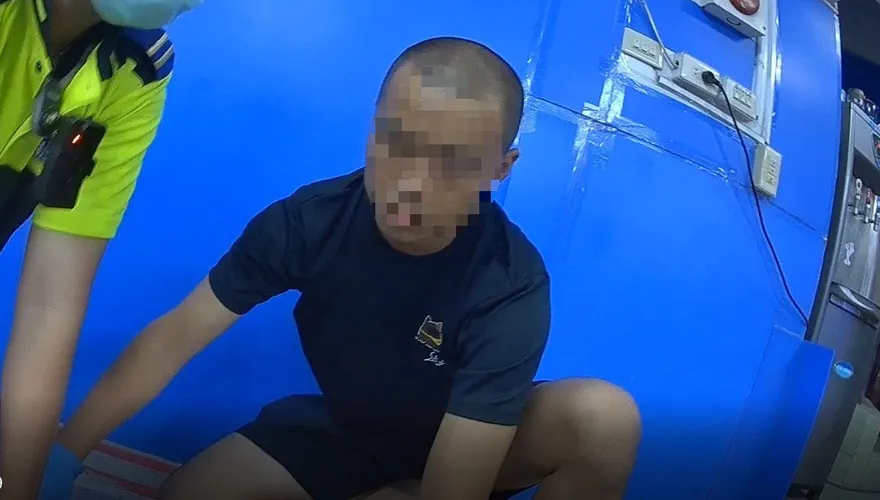 新竹阿北打球突倒地...神秘男CPR「比警消還熟練」　全場驚嘆