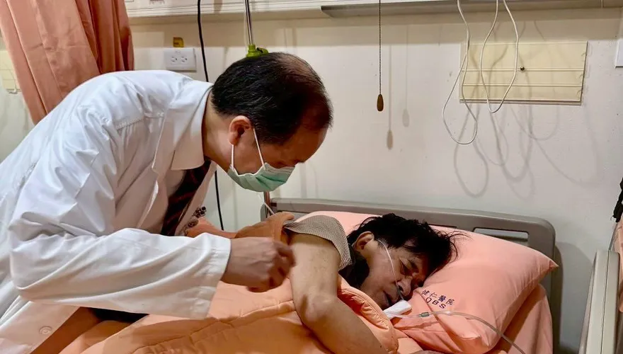 陳水扁自爆血便！奄奄一息躺床照曝　揭最新病況：不是裝睡叫不醒