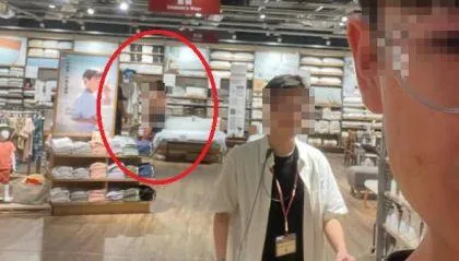 板橋車站無印良品驚見「裸男躺展示床」！　還跑給警衛追