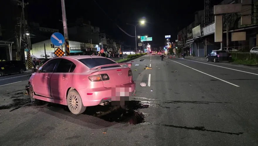 影/人噴飛15米遠慘死！湖內機車撞轎車　擋風玻璃成蜘蛛網狀