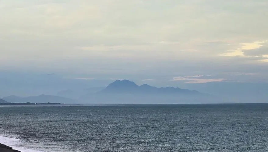 雨後奇景！台東「都蘭山」矗立雲海　氣象站解釋成因