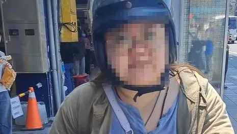 影/駕照雞骨頭換來的？基隆女騎上人行道　囂張按喇叭