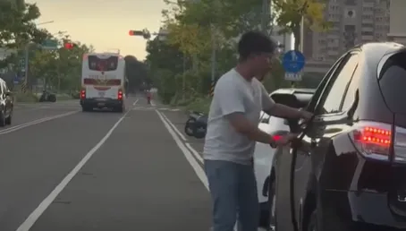 影/台南男遇行車糾紛嗲喊「大哥人家會怕」　駕駛嚇爛道歉