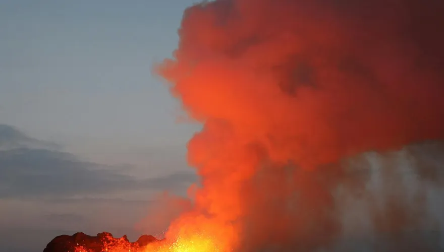 為搶看火山爆發…美國男墜落9米懸崖　「樹擋住」奇蹟保命