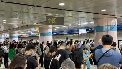 北捷板南線列車異常「車站人滿為患」　網友：廣播說至少延誤25分