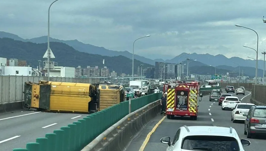 台65線北向「垃圾車翻覆」！釀全線封閉「塞到不能動」