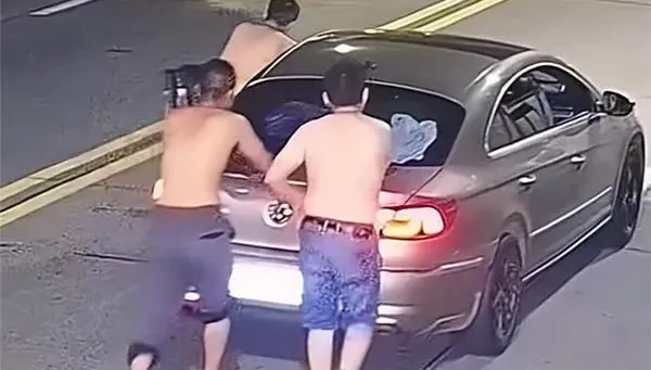 影/喝嗨了！3男「推車回家」惹議　陸交警：不算酒駕