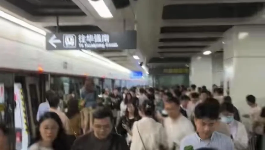 影/深圳地鐵驚傳爆炸！乘客嚇壞尖叫逃跑　官方急闢謠