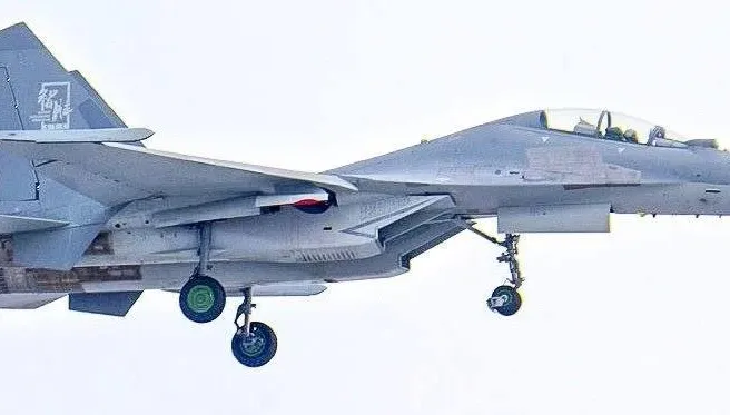 「AI版」殲-16戰機來了？陸網熱議：好像科幻電影