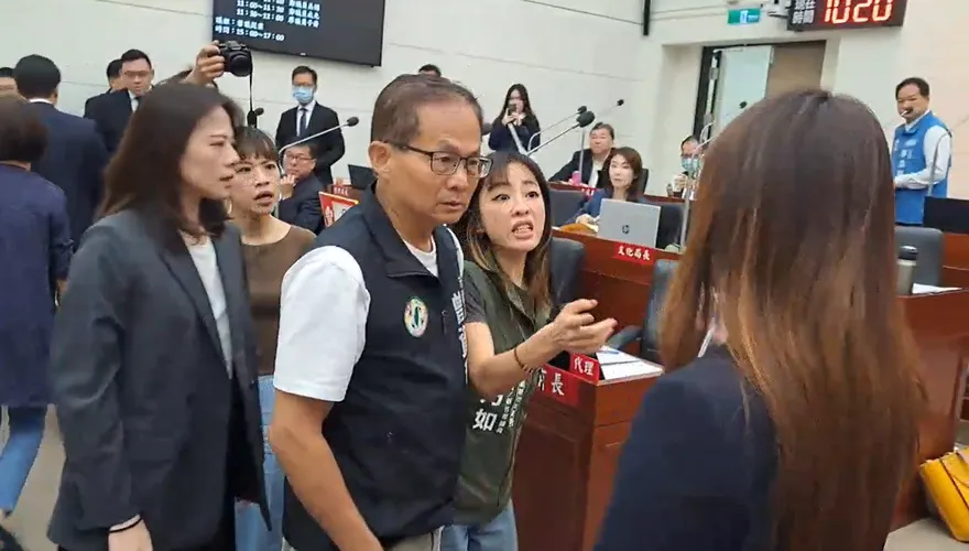 影/新竹市議會綠營護手牌圍攻施淑婷！她當面嗆「流氓」