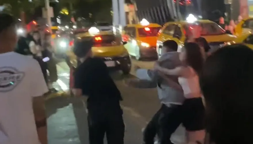影/信義區成街頭擂台　男子不滿女友遭偷拍KO對方